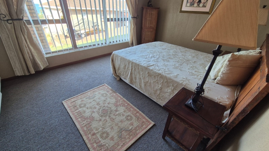 To Let 3 Bedroom Property for Rent in Wavecrest Eastern Cape